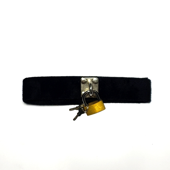Black soft felt lock and key Velcro choker - Picture 4 of 15